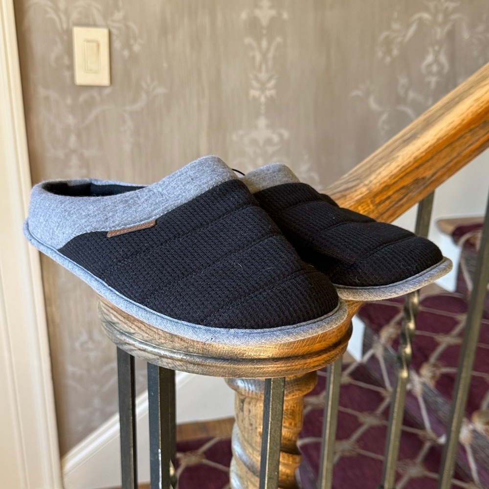 DEARFOAMS men’s slippers and WT black and gray US 9/10 medium - Picture 2 of 7